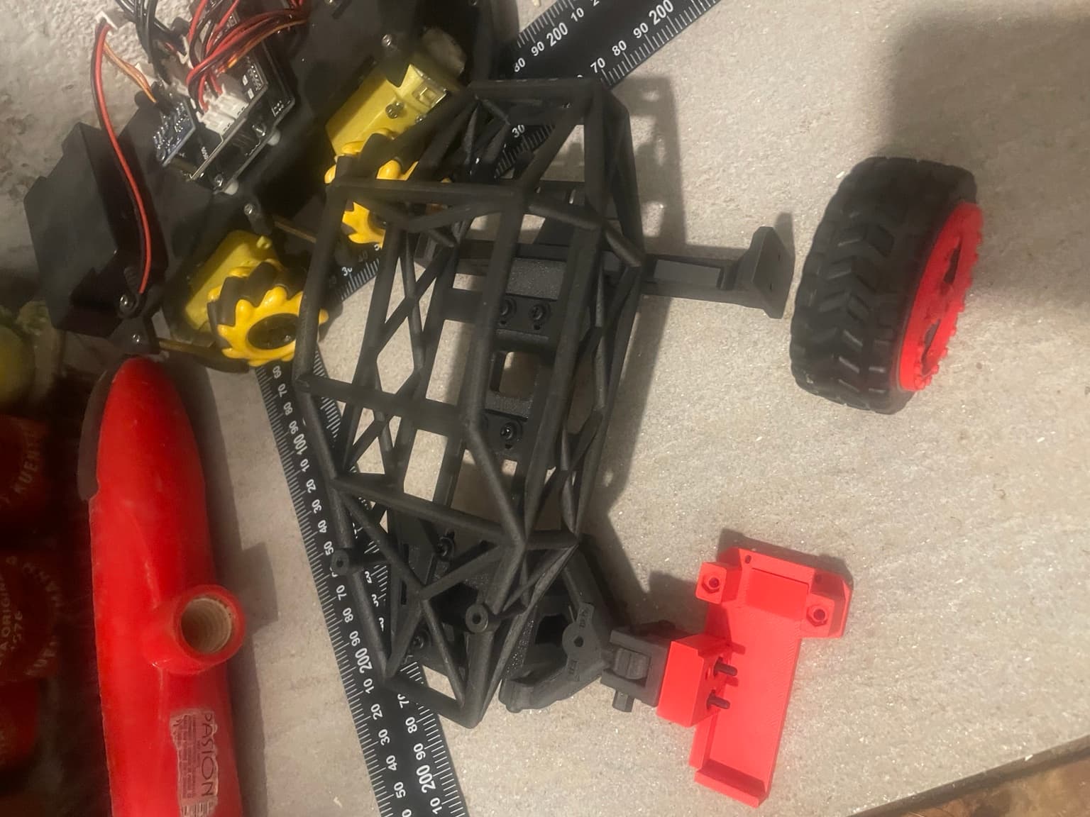 Fotografía real del banco de montaje del buggy K8, compartida el 24 de octubre.