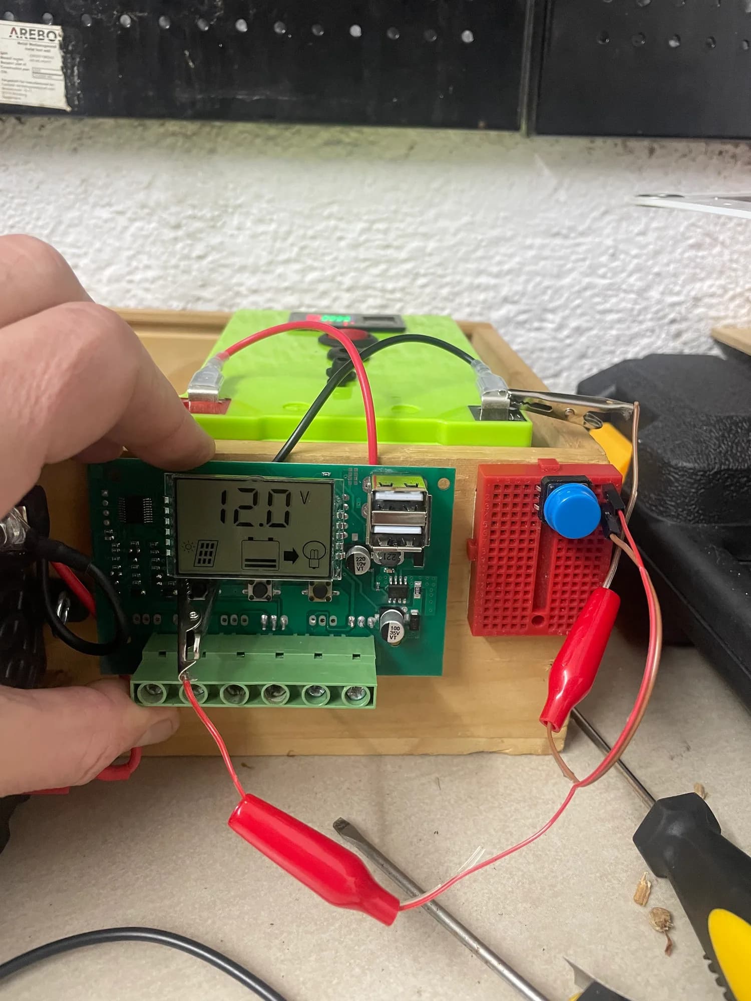 Prueba de alimentación a 12 voltios con batería y módulo regulador