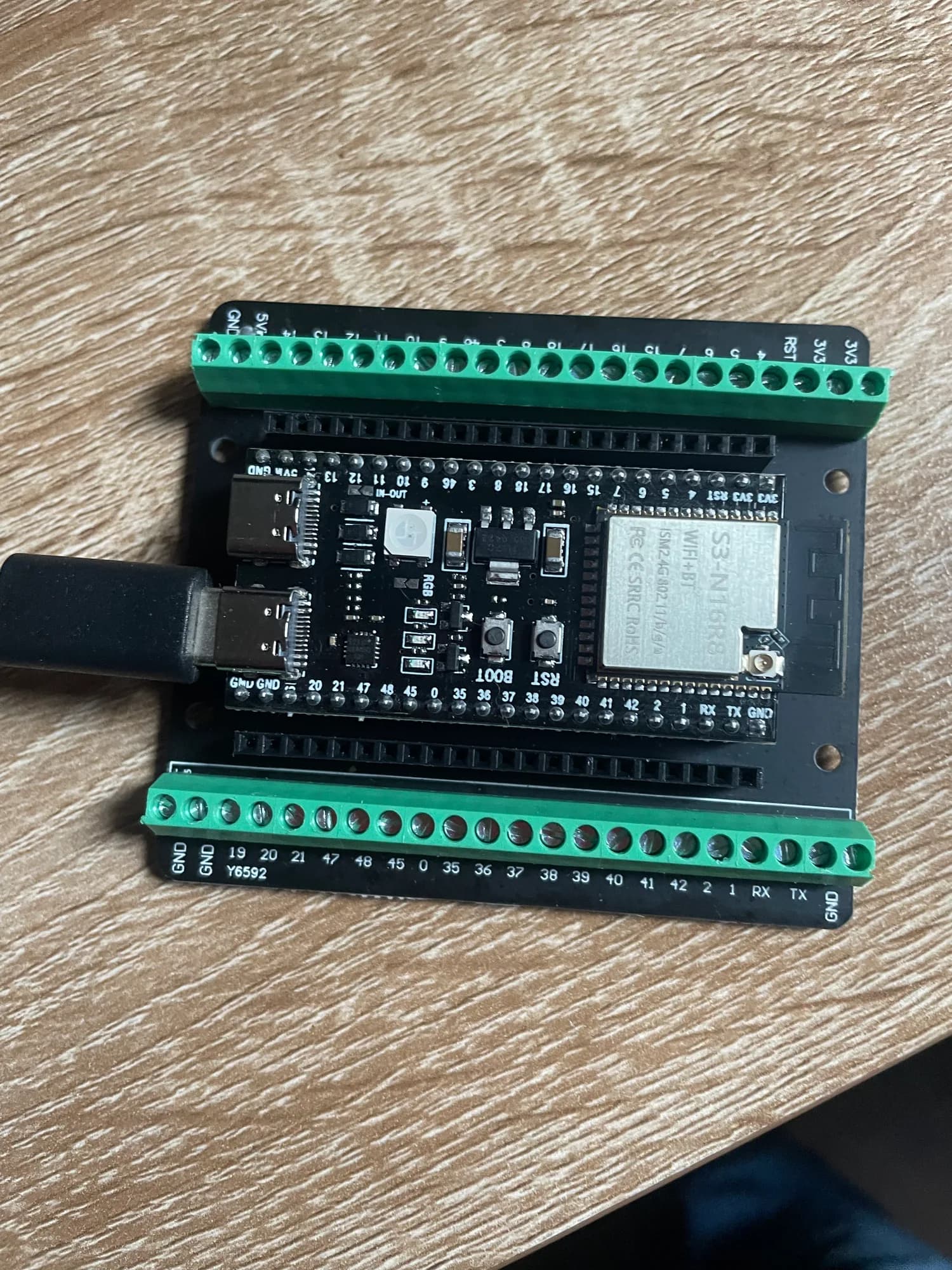ESP32-S3 montado sobre una placa de expansión con terminales
