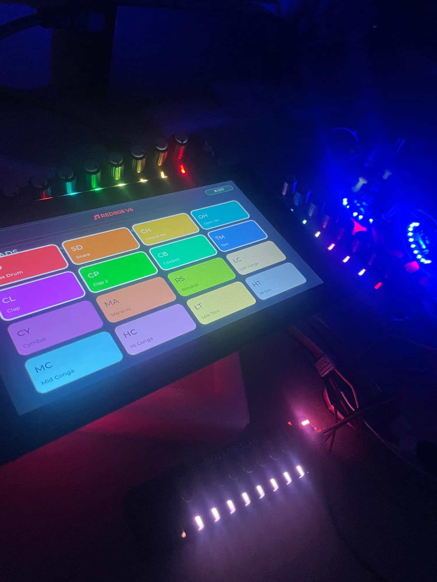 RED808 en una sesión nocturna con pads táctiles y controles iluminados