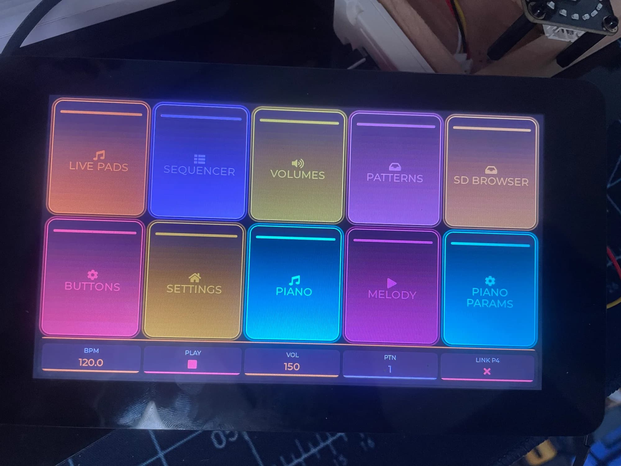 Menú táctil de RED808 con accesos a pads, secuenciador, volúmenes y patrones
