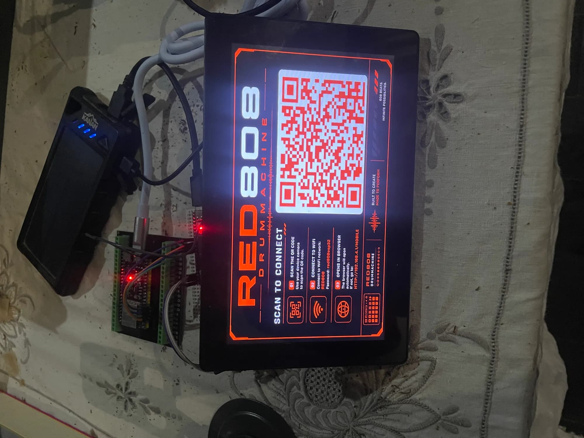 RED808: pantalla de conexión con código QR para conectar el móvil por WiFi