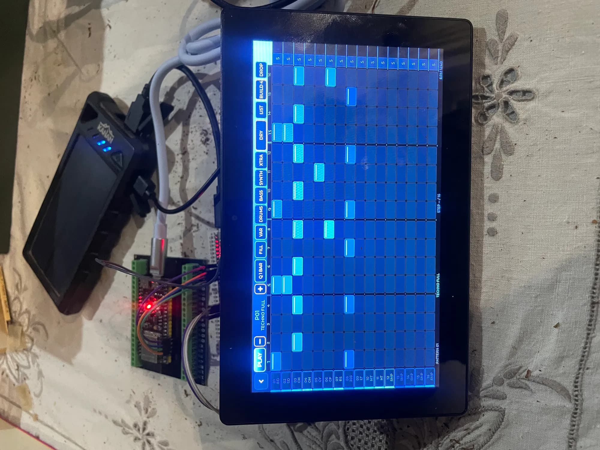 RED808: secuenciador por pasos de 16 pasos con un patrón techno