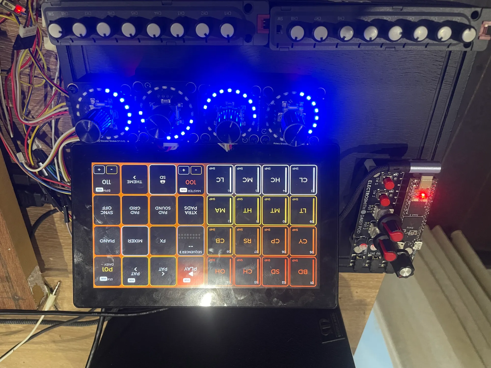 RED808: placa Daisy Pod, pantalla con pads y encoders con anillos LED