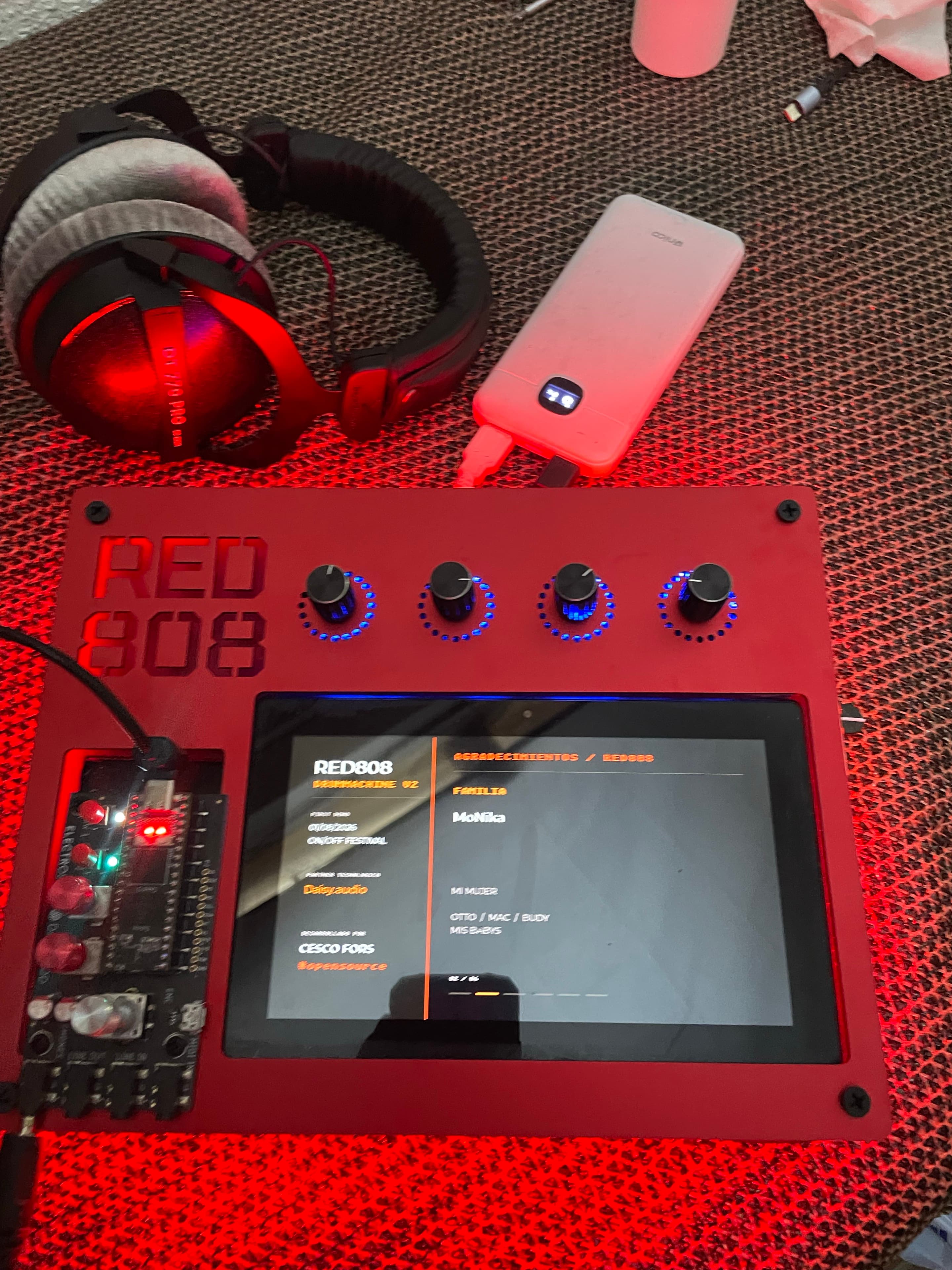 RED808 V2 con tapa de aluminio rojo mate. Fotografía real del instrumento, septiembre de 2026.